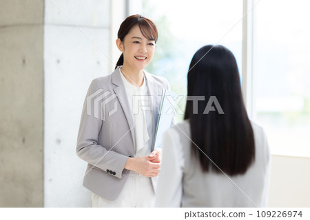 老師在聽學生講課攝影合作：有明教育藝術學院 109226974