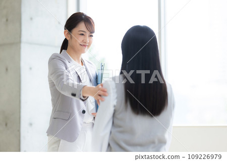 Teacher listening to students. Photography cooperation: Ariake College of Education and Arts 109226979