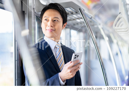 通勤列車上的商人攝影合作:京王電鐵株式會社 通勤列車上的商人攝影合作:京王電鐵株式會社 109227170