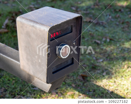 Push button The push button of a traffic light. Push button The push button of a traffic light. 109227182