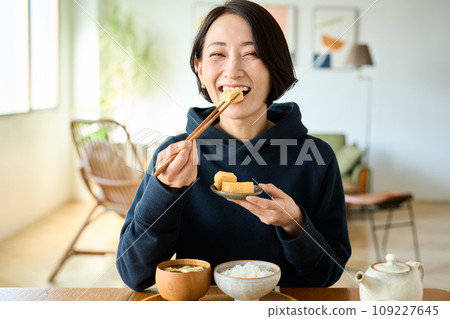 A woman eating breakfast　 109227645
