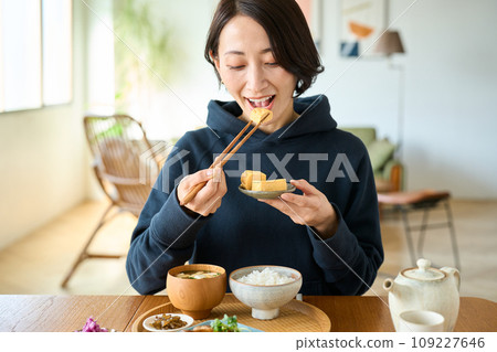 吃早餐的女人』 109227646