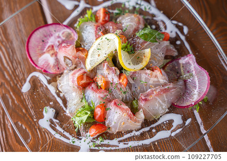 以新鮮食材製成的生牛肉片 109227705