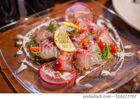 以新鮮食材製成的生牛肉片 以新鮮食材製成的生牛肉片 109227707