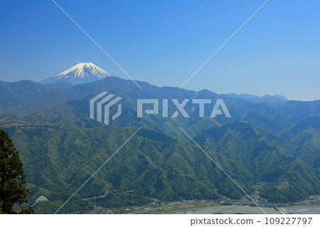 Mt. Fuji in spring seen from Mt. Minobu (Minobu Town, Minamikoma District, Yamanashi Prefecture, Japan) 109227797
