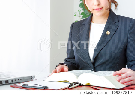 讀法律書的女律師 讀法律書的女律師 109227819
