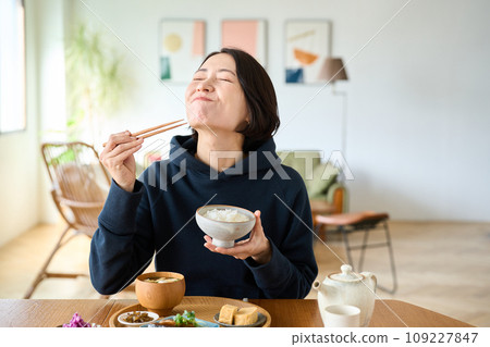 一個女人在碗裡吃米飯 一個女人在碗裡吃米飯 109227847