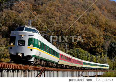 381 series L limited express Yakumo 11 running on the Hakubi Line 381 series L limited express Yakumo 11 running on the Hakubi Line 109227893