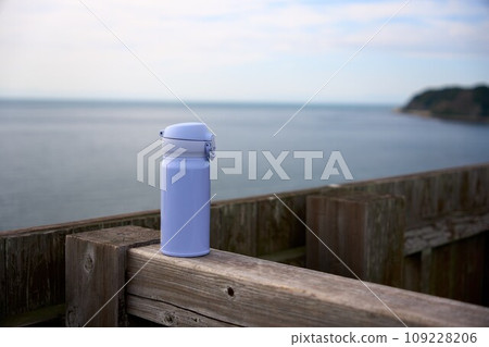 淺藍色水瓶放在木柱上,背景是海 淺藍色水瓶放在木柱上,背景是海 109228206