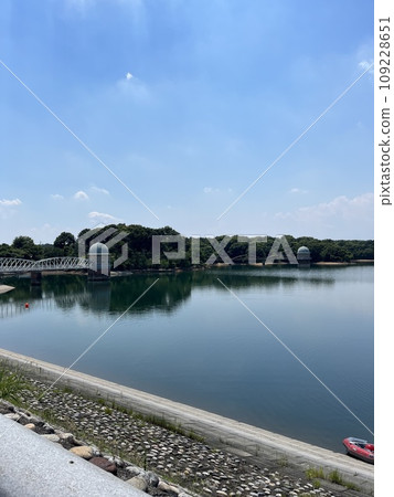 漂浮在湖的小船 109228651