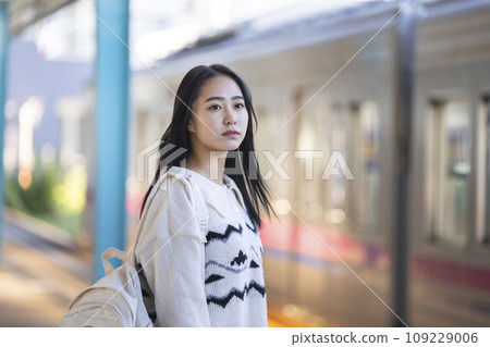 Young woman waiting for the train on the platform. Photography provided by Keio Electric Railway Co., Ltd. 109229006