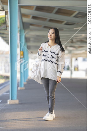 一位年輕女子在月台上行走。攝影由京王電鐵株式會社提供。 109229158