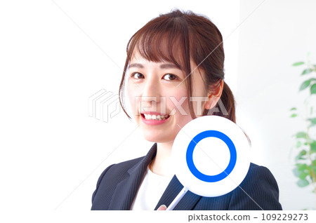 顯示圓盤的職業女性 顯示圓盤的職業女性 109229273