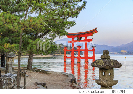 Miyajima Momijidani Park and Itsukushima Shrine, the best time to see autumn leaves Miyajima Momijidani Park and Itsukushima Shrine, the best time to see autumn leaves 109229461