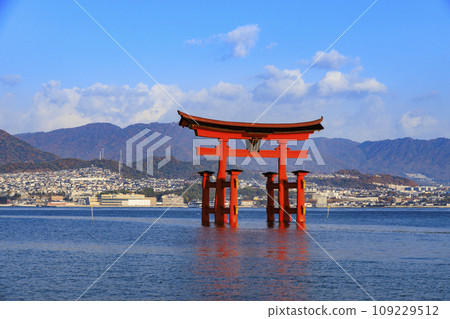 Miyajima Momijidani Park and Itsukushima Shrine, the best time to see autumn leaves Miyajima Momijidani Park and Itsukushima Shrine, the best time to see autumn leaves 109229512