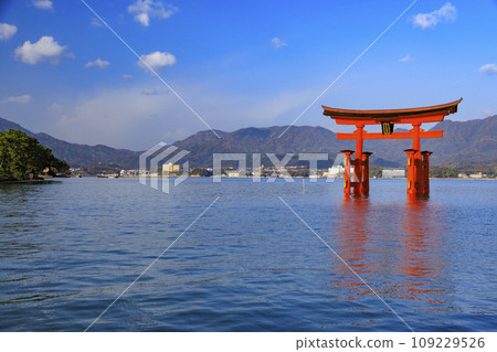 Miyajima Momijidani Park and Itsukushima Shrine, the best time to see autumn leaves Miyajima Momijidani Park and Itsukushima Shrine, the best time to see autumn leaves 109229526