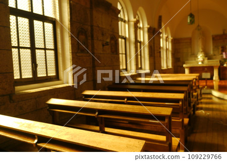 Matsugamine Church in Utsunomiya is a stately building made of Oya stone, and its beauty is like a work of art. 109229766