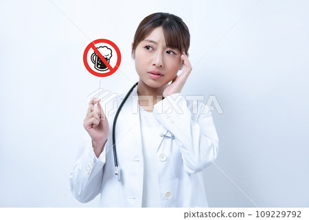 醫院女老師有禁酒標誌的圖片 109229792
