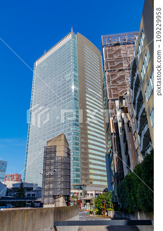 [Urban landscape of Tokyo] Urban landscape of Akasaka (Akasaka Biz Tower) 109229958