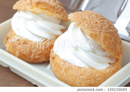 Cream puffs, Western sweets, desserts, fresh cream, sweets, convenience store sweets, tea sweets, cakes, bread 109230089