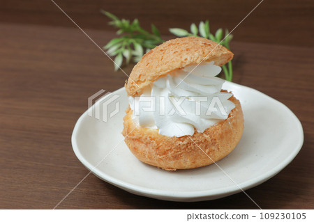 Cream puffs, Western sweets, desserts, fresh cream, sweets, convenience store sweets, tea sweets, cakes, bread Cream puffs, Western sweets, desserts, fresh cream, sweets, convenience store sweets, tea sweets, cakes, bread 109230105
