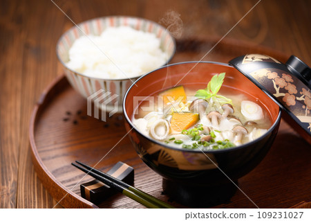 味噌湯和米飯,配上姬菇、豆腐和南瓜,裝在豪華的會津漆器中。 味噌湯和米飯,配上姬菇、豆腐和南瓜,裝在豪華的會津漆器中。 109231027