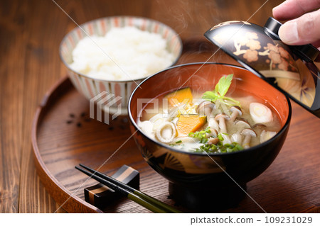 Miso soup and rice with shimeji mushrooms, tofu, and pumpkin packed in luxurious Aizu lacquerware. Miso soup and rice with shimeji mushrooms, tofu, and pumpkin packed in luxurious Aizu lacquerware. 109231029
