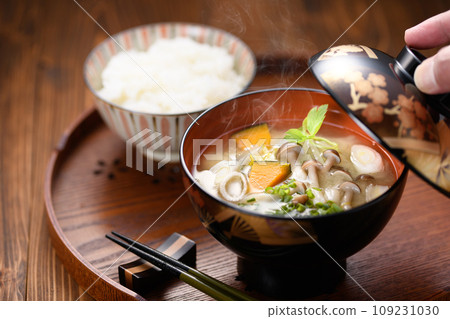 Miso soup and rice with shimeji mushrooms, tofu, and pumpkin packed in luxurious Aizu lacquerware. 109231030