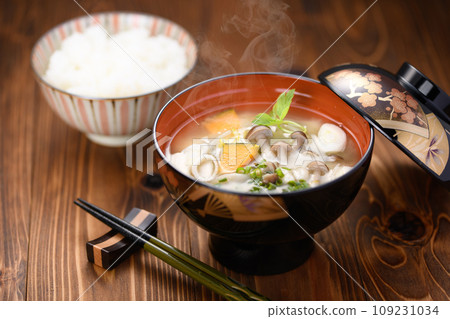 味噌湯和米飯，配上姬菇、豆腐和南瓜，裝在豪華的會津漆器中。 109231034