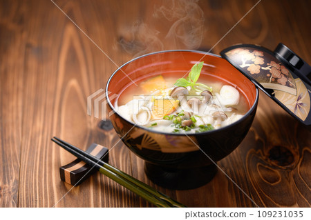 會津漆器裡的奢華姬菇、豆腐和南瓜味噌湯 會津漆器裡的奢華姬菇、豆腐和南瓜味噌湯 109231035