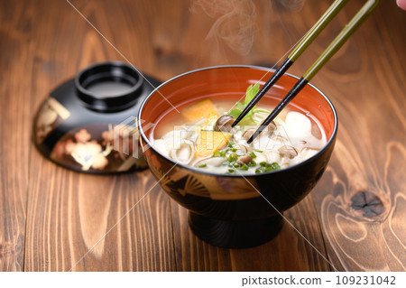 Miso soup with luxurious shimeji mushrooms, tofu, and pumpkin in Aizu lacquerware 109231042