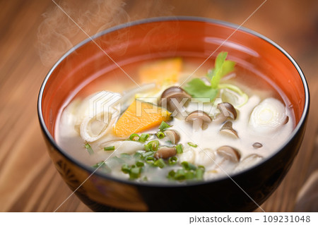 Miso soup with luxurious shimeji mushrooms, tofu, and pumpkin in Aizu lacquerware Miso soup with luxurious shimeji mushrooms, tofu, and pumpkin in Aizu lacquerware 109231048