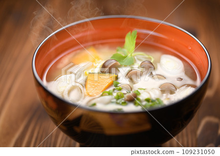 Miso soup with shimeji mushrooms, tofu, and pumpkin in a luxurious bowl 109231050