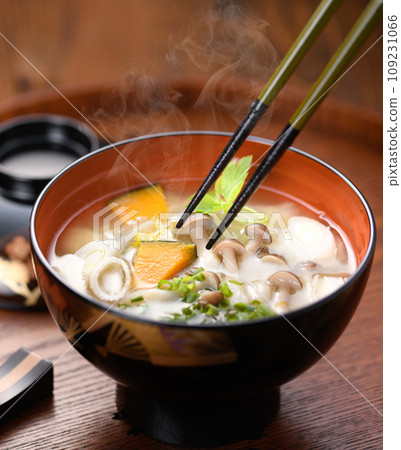Miso soup served in a luxurious bowl 109231066