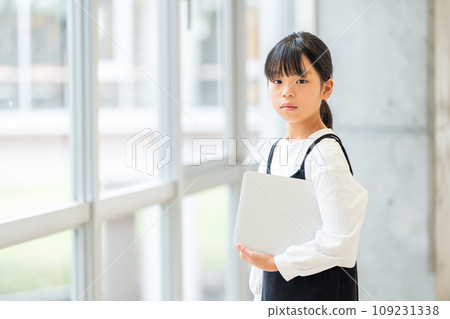 Elementary school girl standing in the hallway Photography cooperation: Ariake College of Education and Arts 109231338