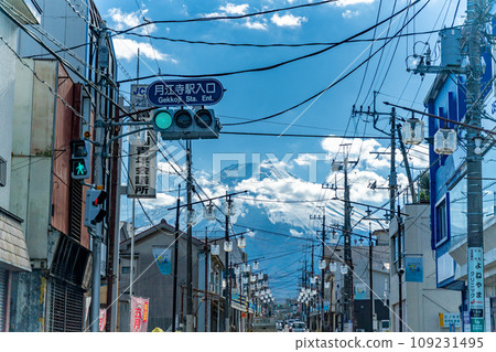 本町通穿過富士吉田市中心，一直延伸到富士山 109231495