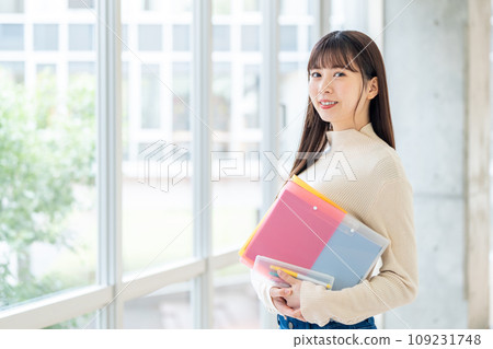 站在走廊上的女大學生攝影合作:有明教育藝術學院 站在走廊上的女大學生攝影合作:有明教育藝術學院 109231748