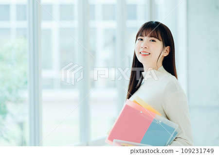 站在走廊上的女大學生攝影合作:有明教育藝術學院 站在走廊上的女大學生攝影合作:有明教育藝術學院 109231749