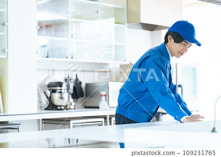Worker cleaning the kitchen House cleaning Worker cleaning the kitchen House cleaning 109231765