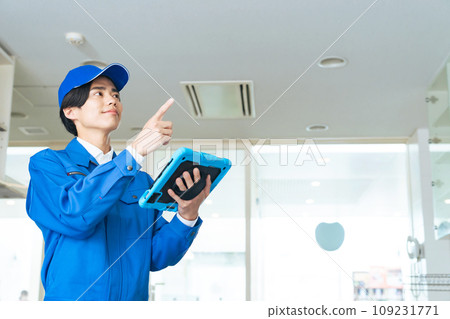 一名工人在平板電腦上檢查室內設計 一名工人在平板電腦上檢查室內設計 109231771