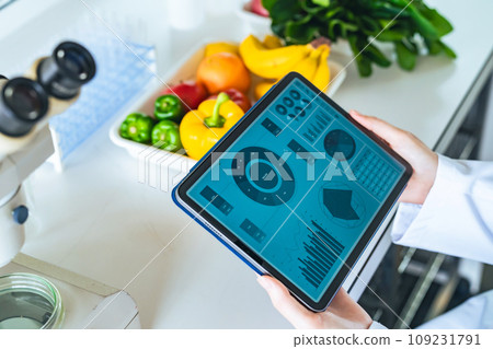 一位女士在平板電腦上檢查蔬菜和水果數據 109231791
