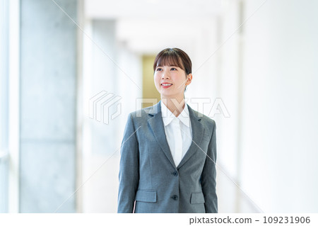 Business person standing in the aisle Photography cooperation: Ariake College of Education and Arts 109231906