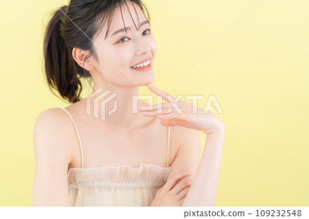 做皮膚護理的年輕女性，背部發黃 109232548