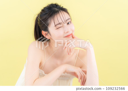 做皮膚護理的年輕女性，背部發黃 109232566