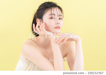 做皮膚護理的年輕女性，背部發黃 109232567