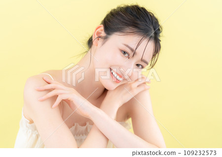 做皮膚護理的年輕女性，背部發黃 109232573