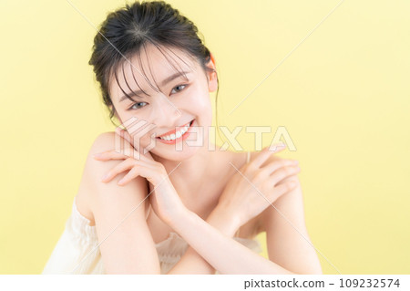做皮膚護理的年輕女性，背部發黃 109232574