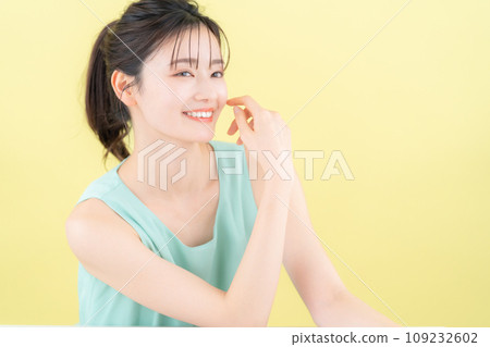 做皮膚護理的年輕女性，背部發黃 109232602