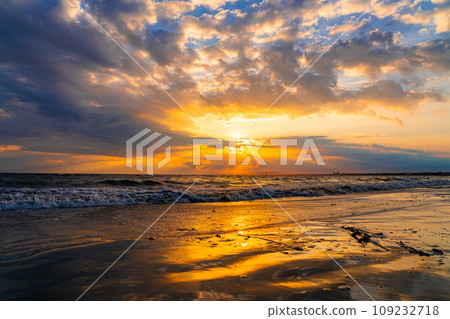 [Kanagawa Prefecture] Enoshima in the summer with a beautiful sunset view 109232718