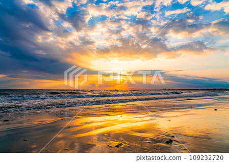 [Kanagawa Prefecture] Enoshima in the summer with a beautiful sunset view 109232720